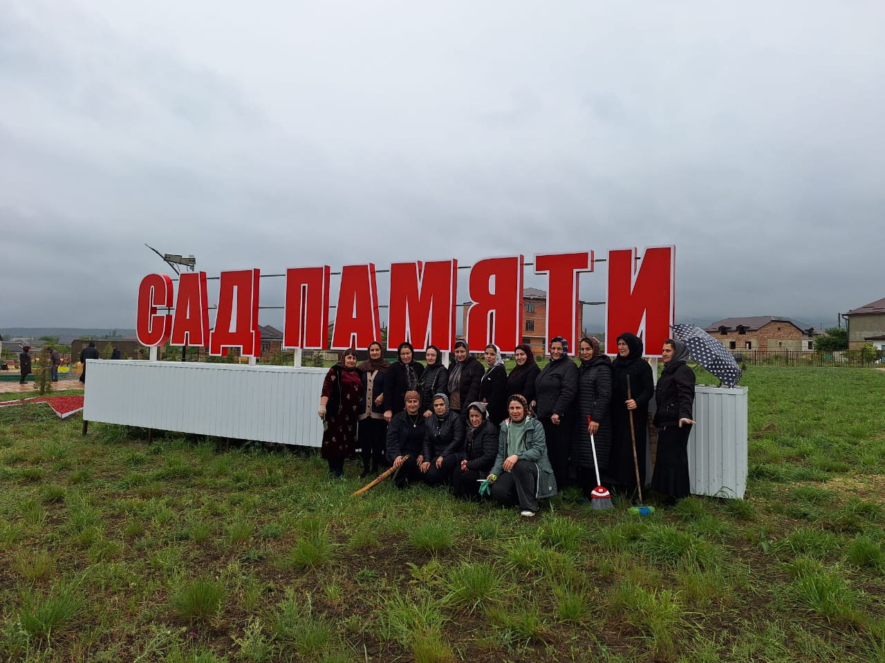 Работники Комплексного центра соцобслуживания Сергокалинского района приняли активное участие в субботнике, организованном в преддверии дня Победы.